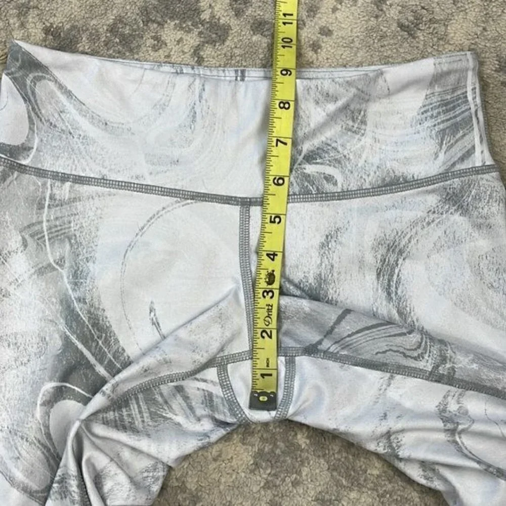 ALO YOGA Airbrushed Performance Capri Leggings White Gray Swirl Marble Sz XS